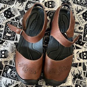 Keen women’s 7.5 closed toe sandals